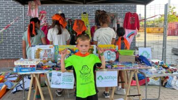 mercadillo solidario en el barrio de La Lastra, León, en favor del Perthes